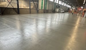 Rénovation de sol industriel avec un revêtement en résine chez Isover France